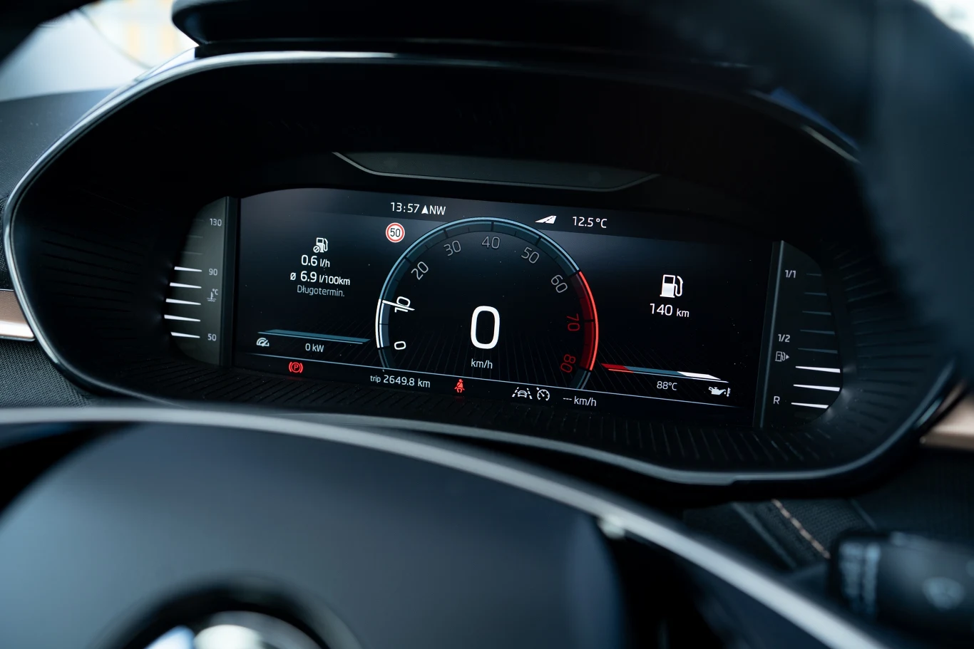 Wirtualny kokpit jest czytelny i można go konfigurować