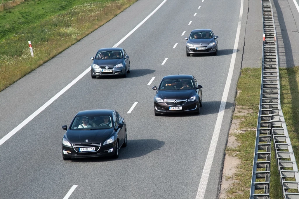 Czy można jechać cały czas lewym pasem na autostradzie?