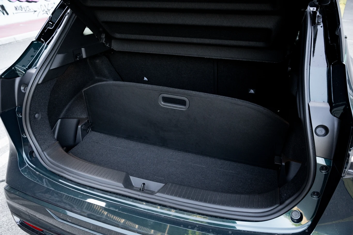 Bagażnik Nissana Qashqai ma podwójną podłogę i przyzwoitą pojemność