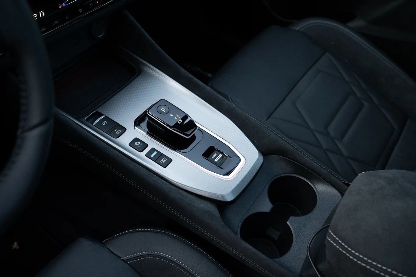 Do wybierania kierunku jazdy służy niewielka dźwignia