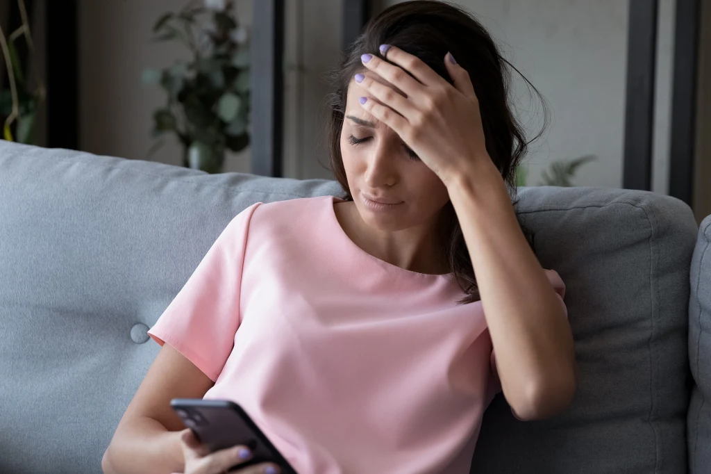 Spędzasz kilka godzin dziennie przed komórką? Uważaj na te objawy Spędzasz kilka godzin dziennie przed komórką? Uważaj na te objawy