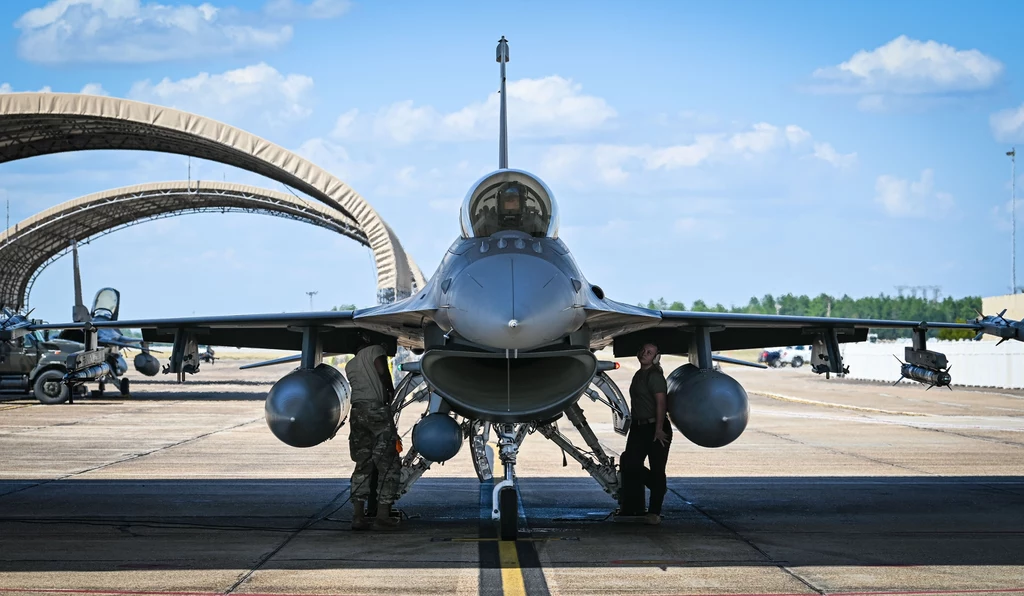 F-16 z nowym systemem walki elektronicznej AN/ALQ-257 IVEWS. Taki może mieć Polska