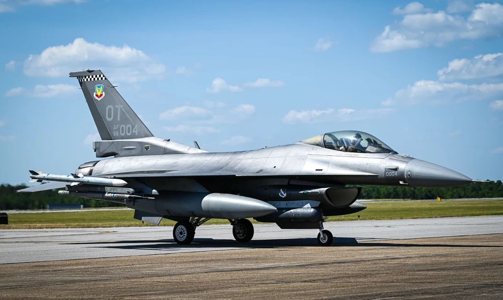 F-16 podczas testów systemu AN/ALQ-257 IVEWS