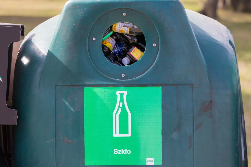 Szkło powinniśmy wyrzucać do zielonego pojemnika. Szacuje się, że 1/3 Polaków robi to źle i wyrzuca szkło do czarnego śmietnika na odpady zmieszane