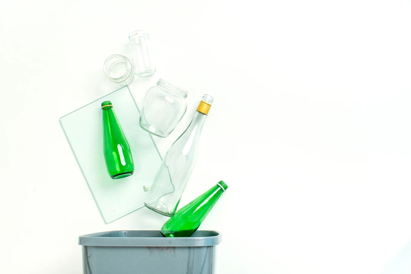 Szkło to cenny surowiec, który można recyklingować niemal w nieskończoność. Niestety wrzucenie go do złego pojemnika sprawia, że nie będzie można go odzyskać Szkło to cenny surowiec, który można recyklingować niemal w nieskończoność. Niestety wrzucenie go do złego pojemnika sprawia, że nie będzie można go odzyskać