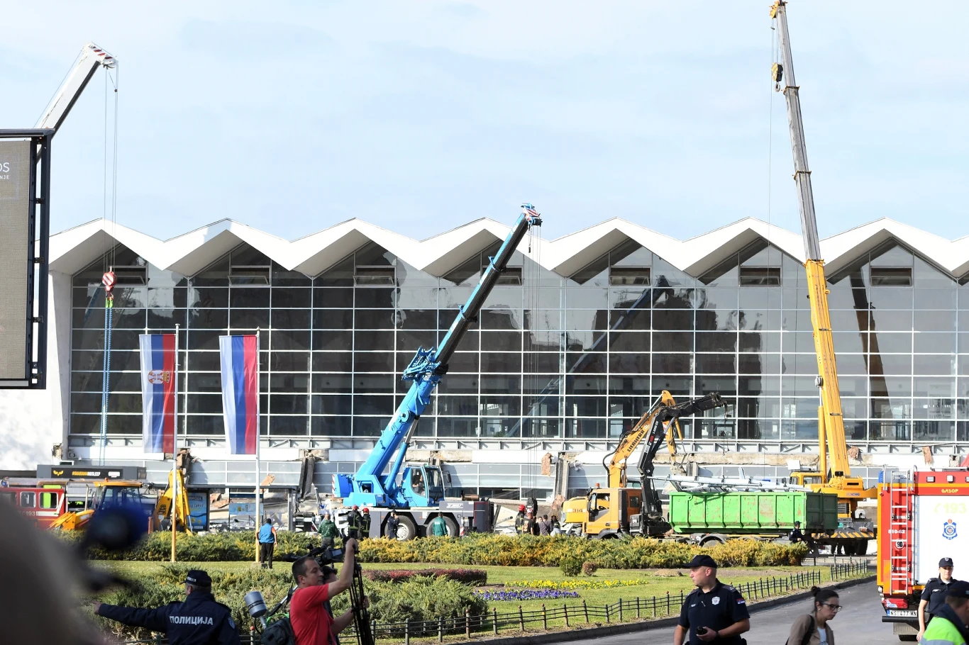 Serbia. Katastrofa budowlana - runęła część dachu dworca w Nowym Sadzie Serbia. Katastrofa budowlana - runęła część dachu dworca w Nowym Sadzie