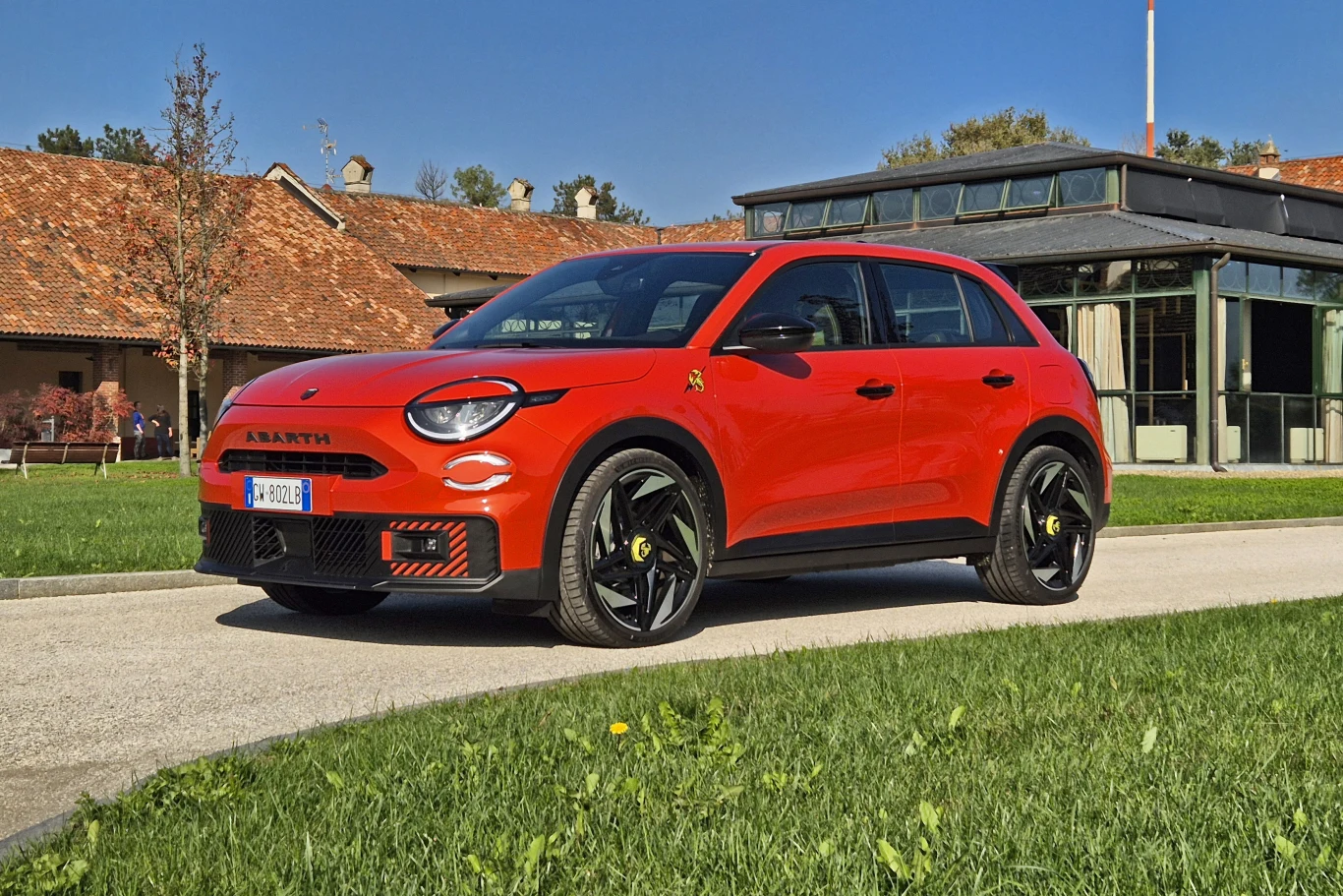 Abarth 600e prezentuje się całkiem drapieżnie Abarth 600e prezentuje się całkiem drapieżnie