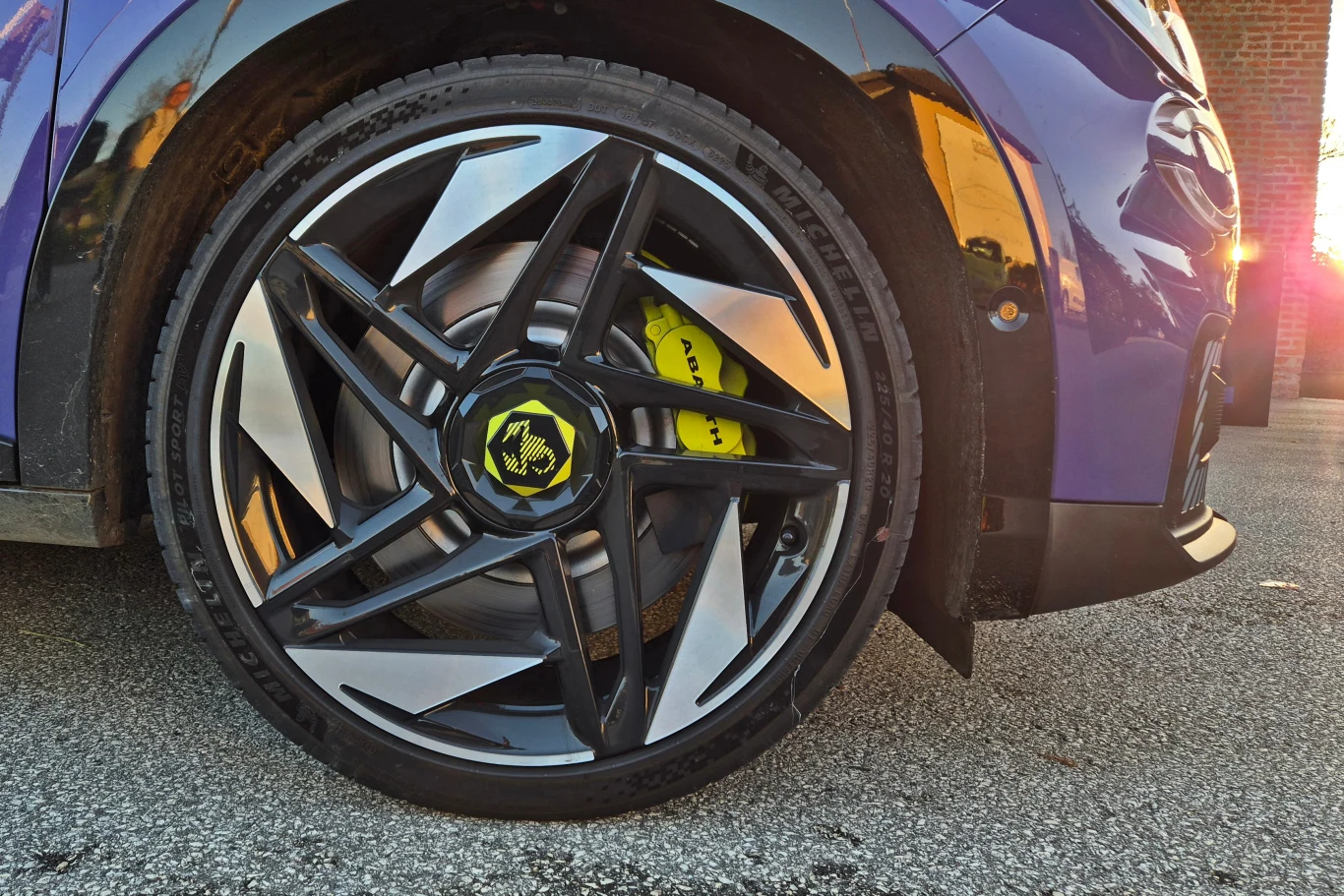 Abarth 600e ma hamulce Alcon z tarczą o średnicy 380 mm i czterotłoczkowymi zaciskami, ale wbrew pozorom nie wytrzymują zbyt długo jazdy na torze Abarth 600e ma hamulce Alcon z tarczą o średnicy 380 mm i czterotłoczkowymi zaciskami, ale wbrew pozorom nie wytrzymują zbyt długo jazdy na torze