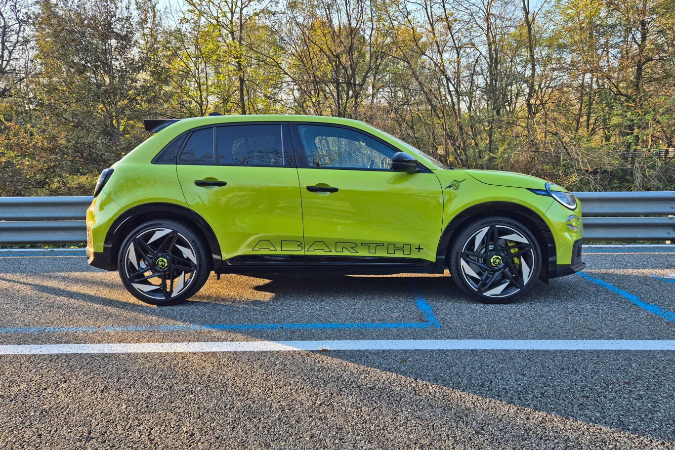 Abarth 600e bardzo dobrze radzi sobie na zwykłych drogach, ale na torze brakuje mu ostrości spalinowych modeli marki Abarth 600e bardzo dobrze radzi sobie na zwykłych drogach, ale na torze brakuje mu ostrości spalinowych modeli marki