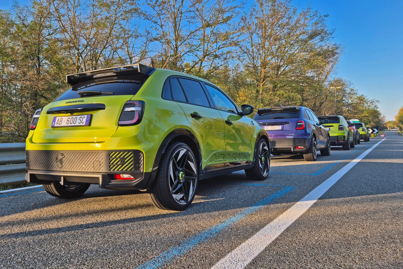 Abarth 600e w porównaniu do cywilnego 600e ma poprawioną aerodynamikę, za którą odpowiada między innymi spora lotka nad tylną szybą Abarth 600e w porównaniu do cywilnego 600e ma poprawioną aerodynamikę, za którą odpowiada między innymi spora lotka nad tylną szybą