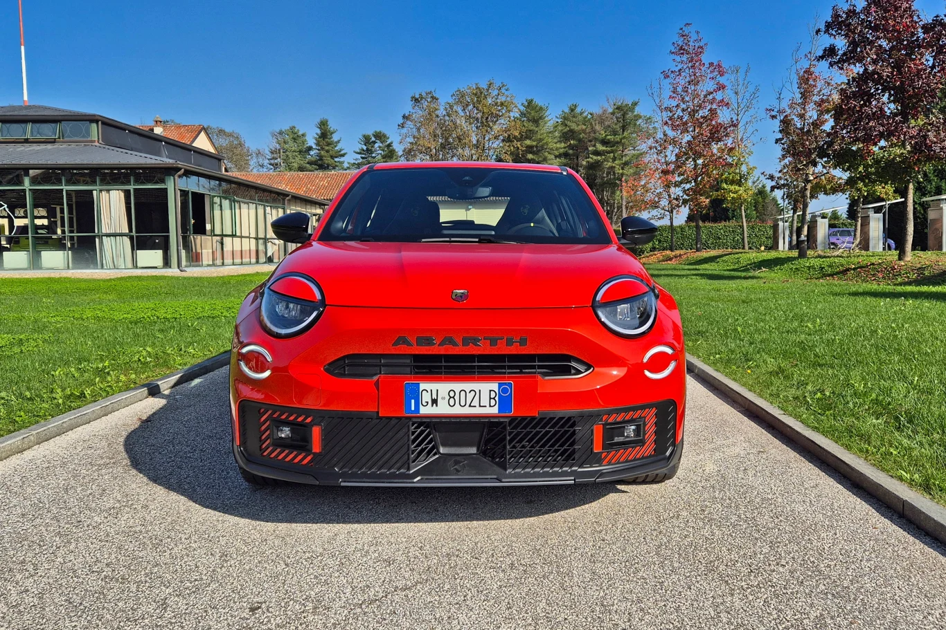 Abarth 600e wyróżnia się zmienionymi zderzakami i dużym napisem ABARTH Abarth 600e wyróżnia się zmienionymi zderzakami i dużym napisem ABARTH