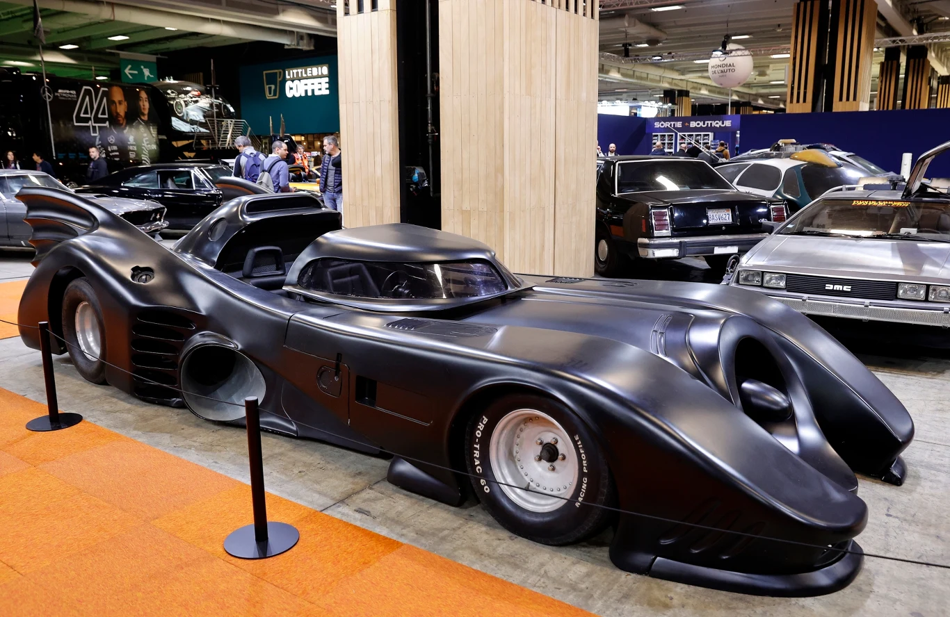 Jedną z atrakcji wystawy samochodów filmowych był Batmobil z filmu "Powrót Batmana" Jedną z atrakcji wystawy samochodów filmowych był Batmobil z filmu "Powrót Batmana"