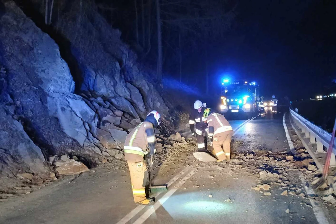 Strażacy z pomocą lokalnej firmy z ciężkim sprzętem udrożnili przejazd / Fot: Straż Pożarna