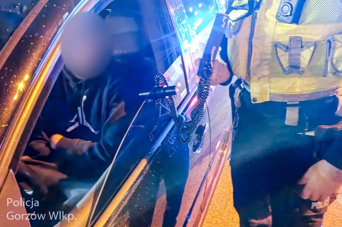 Policjanci dysponują sprzętem do mierzenia przepuszczalności światła. Jeśli szyba przednia boczna jest zbyt ciemna, kierowca ma wybór - zdjąć folię lub stracić dowód