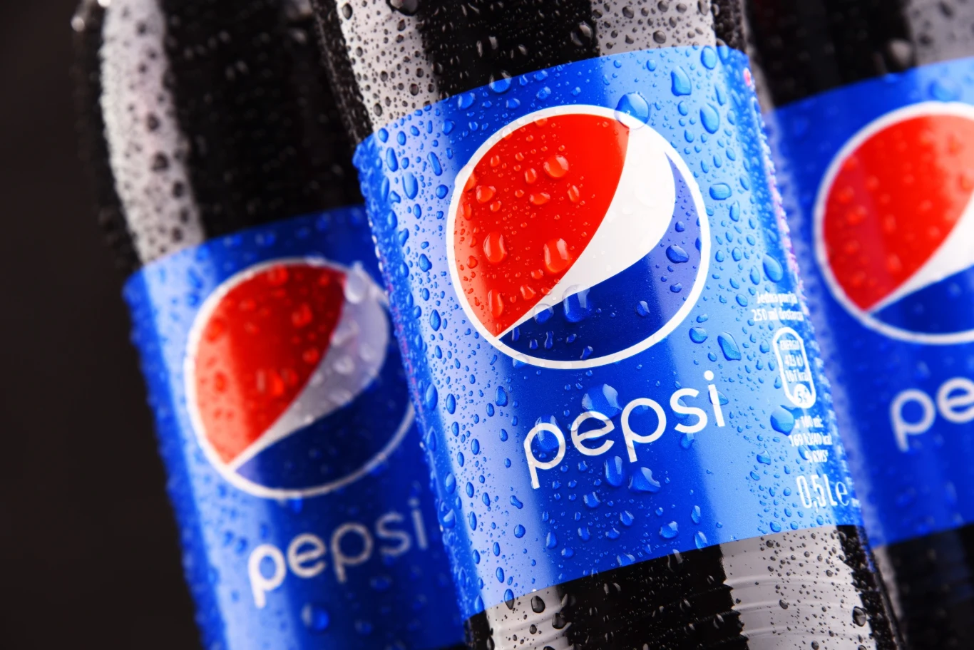 PepsiCo i Coca-Cola wytwarzają rocznie miliony plastikowych butelek. Część etykiet zawiera hasła mówiące m.in. o recyklingu