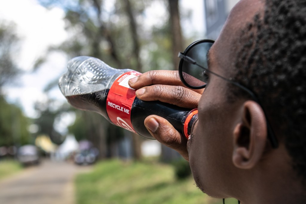 Plastikowa butelka Coca-Coli z napisem "Recycle me". Wbrew temu, co na etykietach umieszczają producenci napojów, do recyklingu trafia tylko nieznaczna część jednorazowych butelek z plastiku