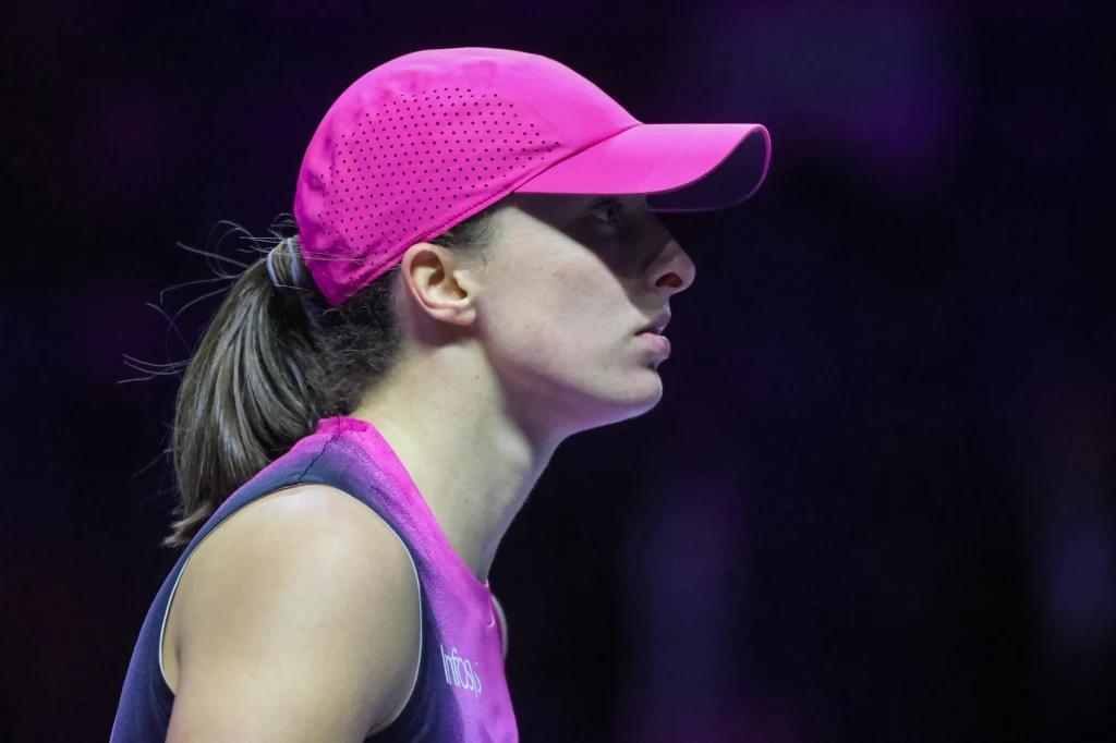 Iga Świątek pokonała w niedzielnym starciu Barborę Krejcikovą podczas WTA Finals 2024 Iga Świątek pokonała w niedzielnym starciu Barborę Krejcikovą podczas WTA Finals 2024