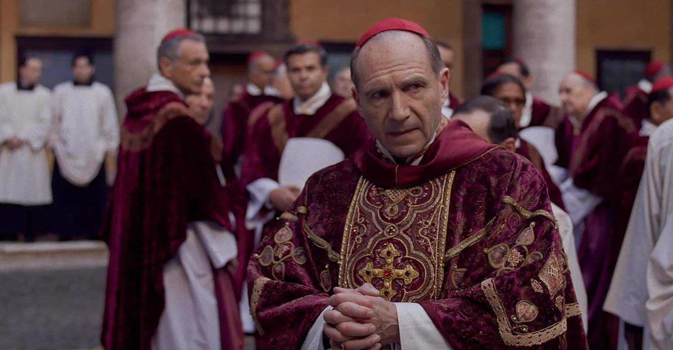 Ralph Fiennes w filmie "Konklawe"
