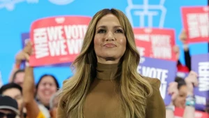 Jennifer Lopez pokochała brąz tej jesieni. Tak pojawiła się na wiecu wyborczym