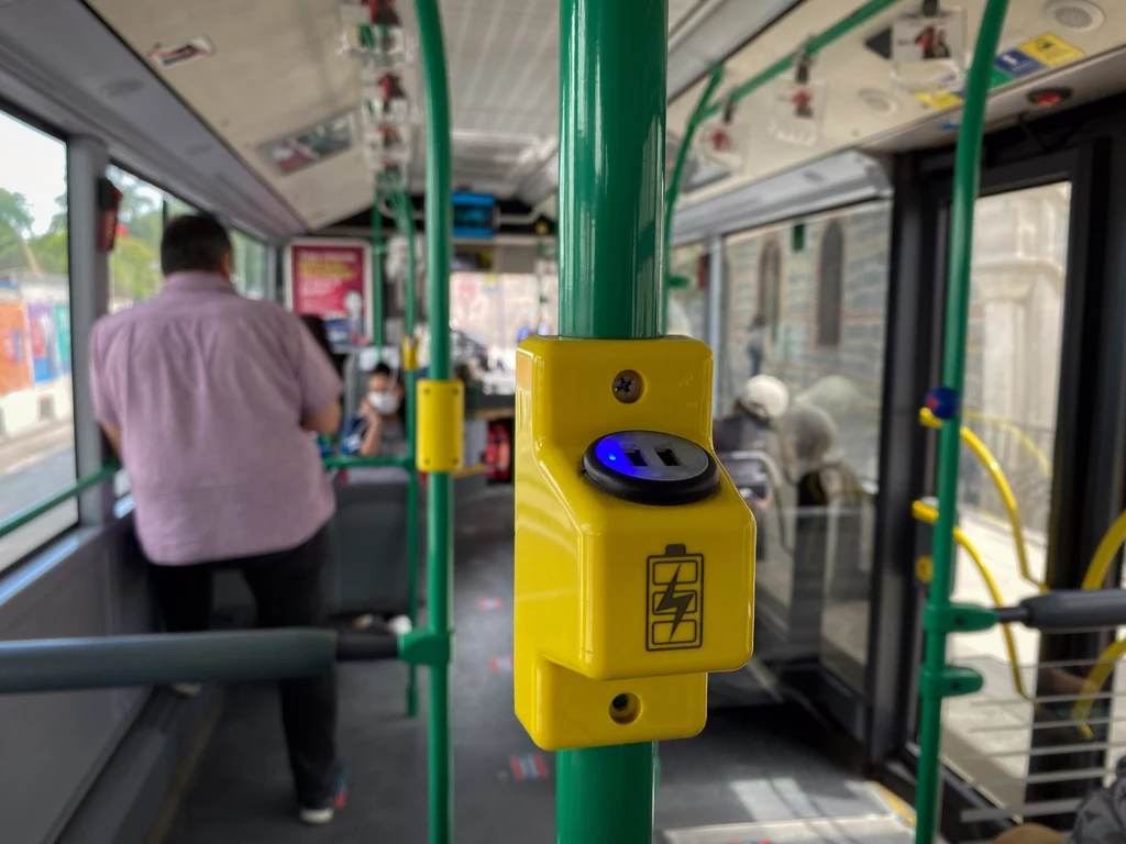 Ładował telefon w autobusie i... zmarł. Wina ładowarki?