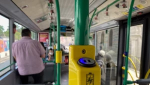 Ładował telefon w autobusie i... zmarł. Wina ładowarki?