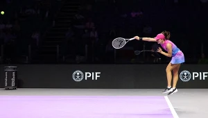 Iga Świątek serwuje w meczu z Barborą Krejčikovą