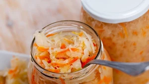 Na kiszonej kapuście zrobił się biały nalot. Czy można ją jeść? 