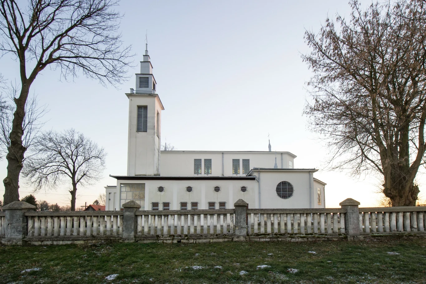 Solec-Zdrój to malownicze uzdrowisko, które słynie z niezwykłego ujęcia wód mineralnych. Będąc tutaj, warto również zwiedzić zabytki takie jak Kościół pw. św. Mikołaja. Solec-Zdrój to malownicze uzdrowisko, które słynie z niezwykłego ujęcia wód mineralnych. Będąc tutaj, warto również zwiedzić zabytki takie jak Kościół pw. św. Mikołaja.