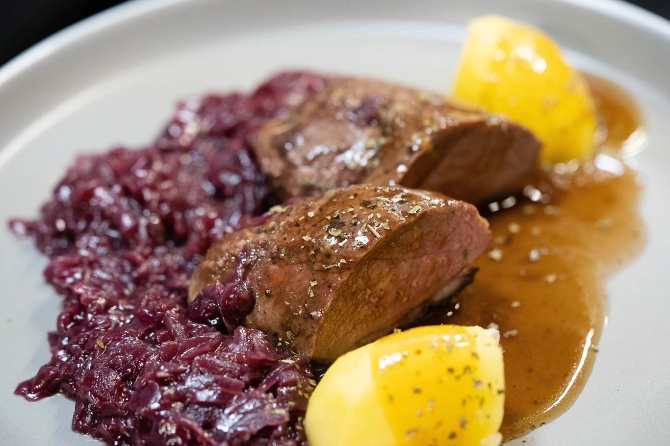 Gęsina to tłuste i pyszne mięso, które idealnie sprawdzi się na obiad Gęsina to tłuste i pyszne mięso, które idealnie sprawdzi się na obiad