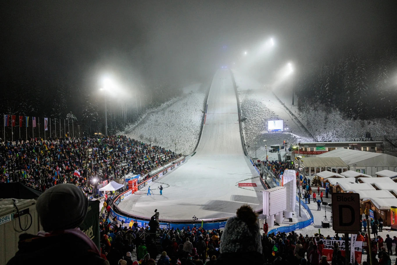 Zawody Pucharu Świata w Klingenthal zawsze przyciągały tłumy kibiców Zawody Pucharu Świata w Klingenthal zawsze przyciągały tłumy kibiców