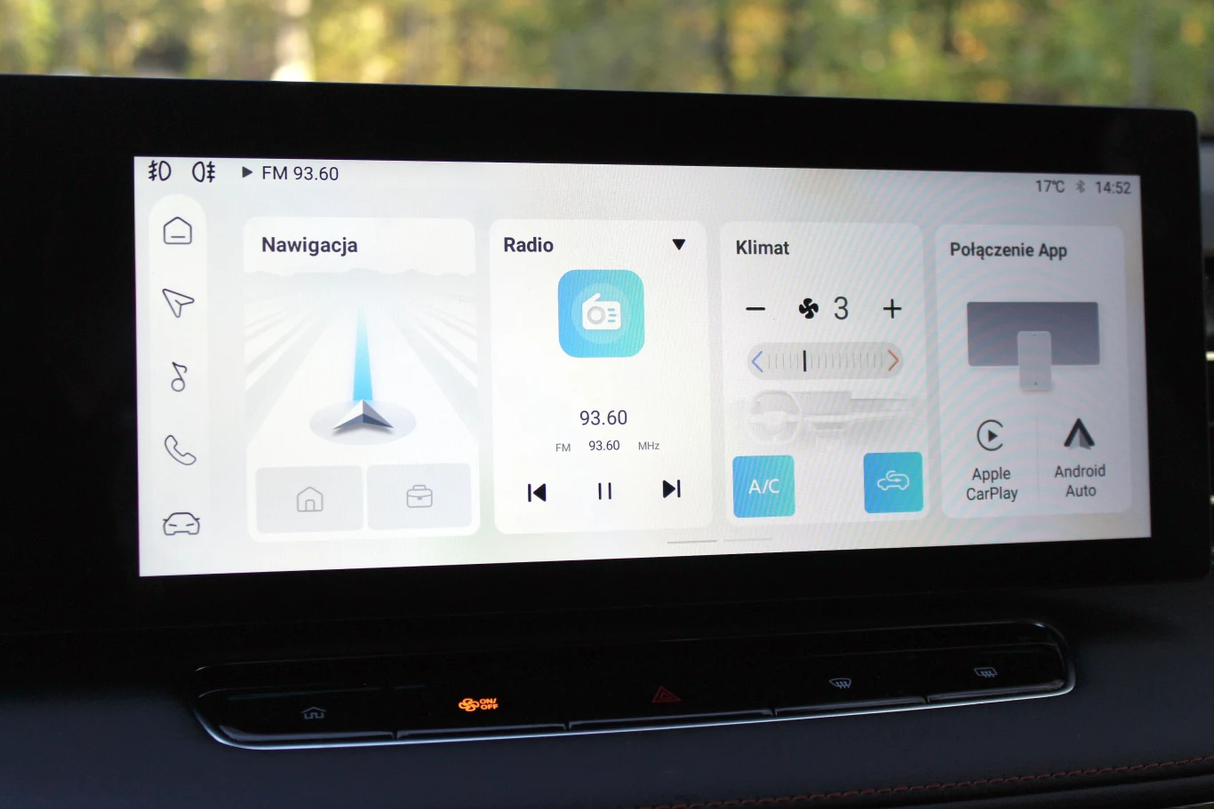 W standardzie w MG HS dostajemy dwa duże ekrany o przekątnej 12,3 cala każdy