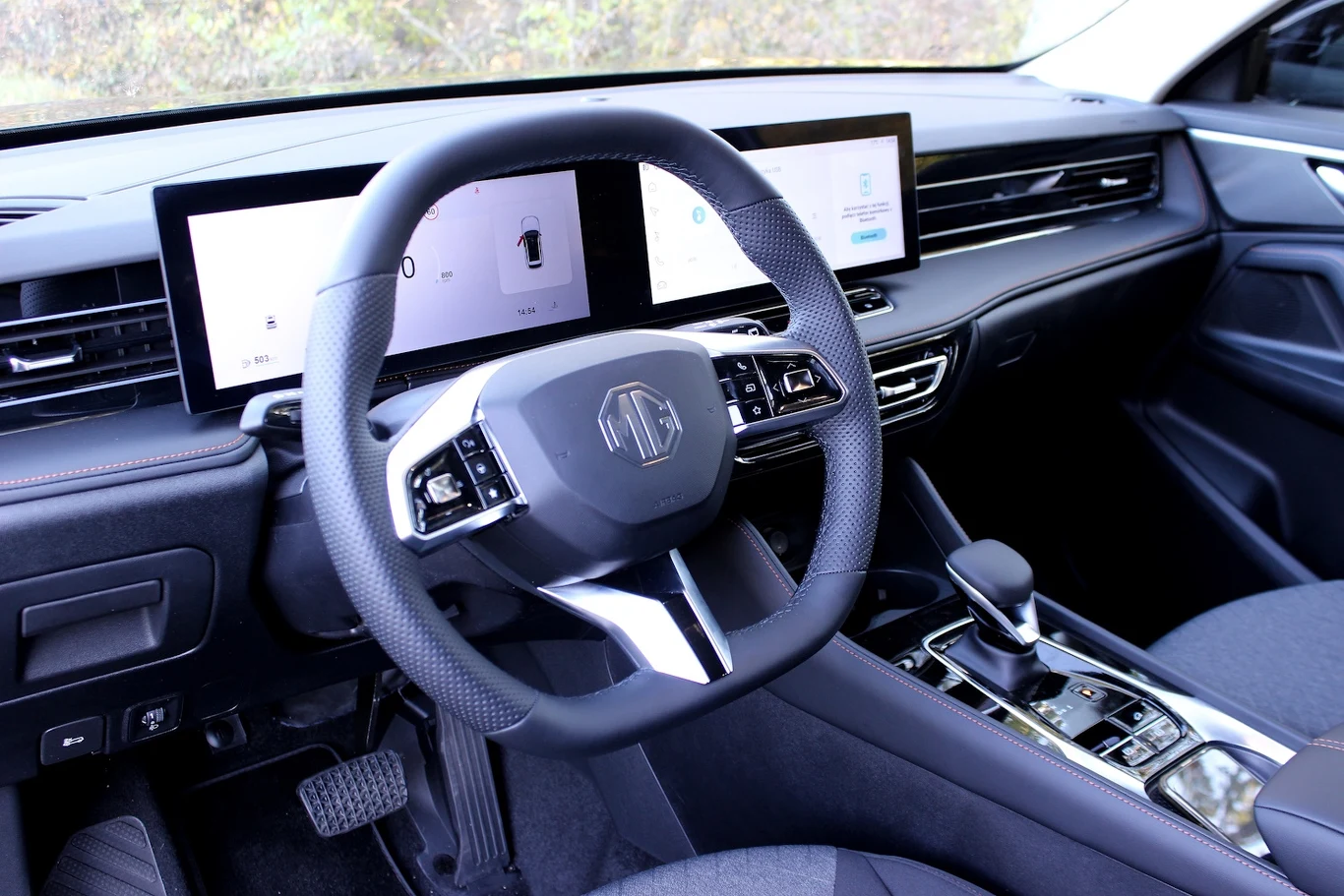 Wnętrze nowego MG HS robi bardzo pozywytyne wrażenie. Przestrzeni jest sporo, a materiały wykończeniowe dobrej jakości