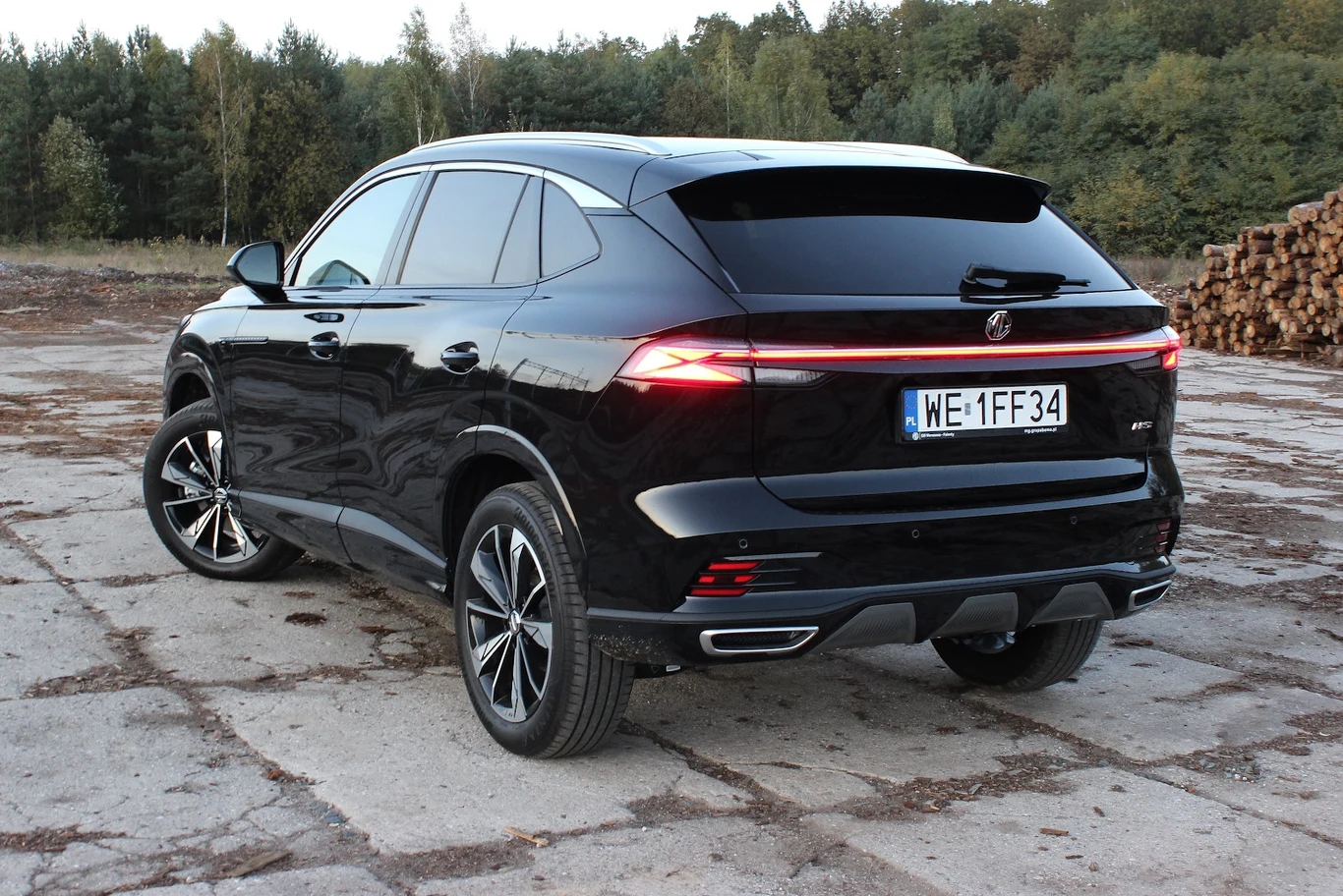 Nowe MG HS nie przypomina już krzyżówki Mazdy z Mercedesem. Auto ma nowy, własny styl