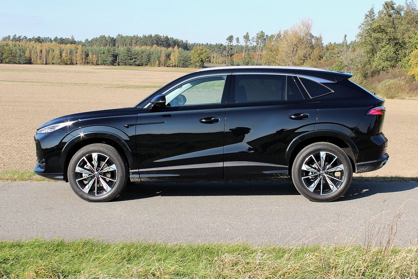 Nowy MG HS ma prawie 4,7 m długości, Rozstaw osi to "rodzinne" 2765 mm