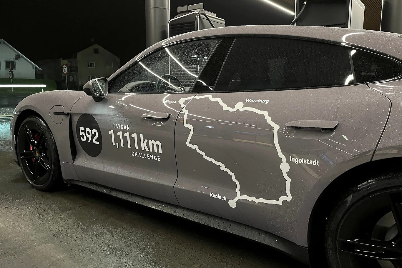 Do celu ruszyliśmy po uprzednim naładowaniu Taycana 4S do 100 proc. baterii. 