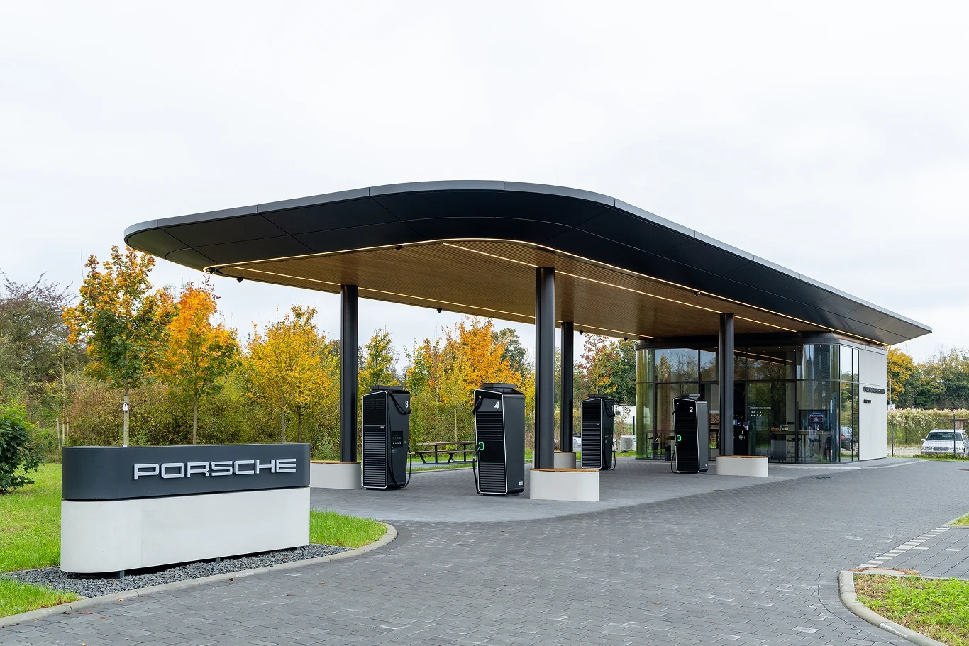 Porsche Charging Lounges to nowoczesne obiekty wyposażone w punkty szybkiego ładowania DC o mocy do 400 kW. 