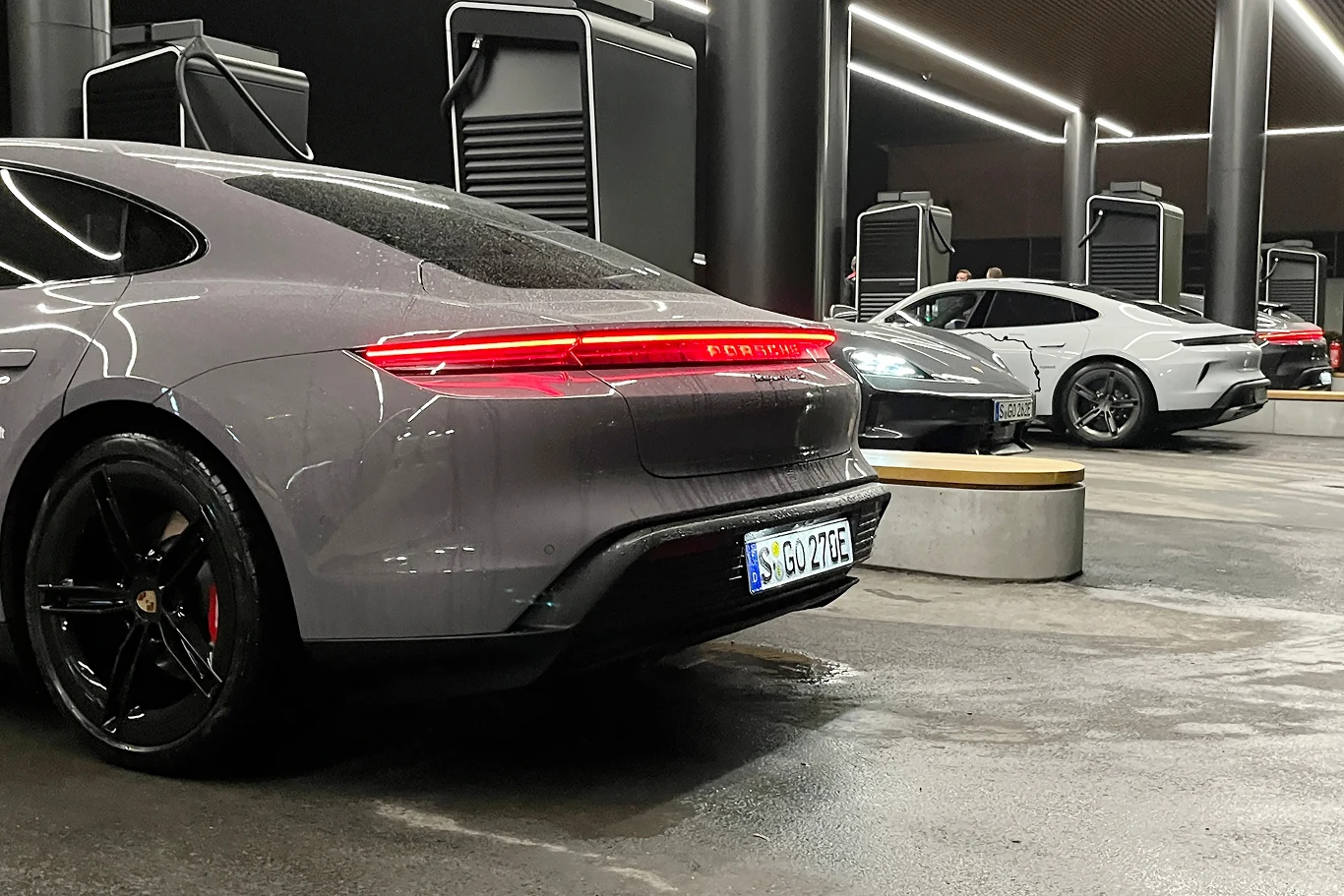 Porsche Taycan 4S dysponuje mocą 598 KM i przyspieszają od 0 do 100 km/h w 3,7 s.