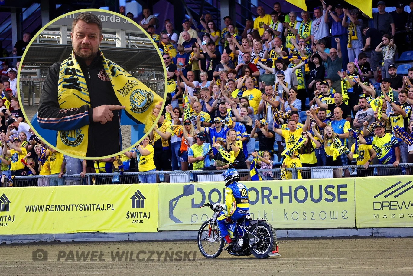 Dariusz Wróbel w lewym górnym rogu. W tle kibice Stali Gorzów.