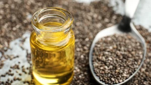 Olej z nasion chia to coraz częstszy wybór, nie tylko w kuchni. Jak działa?
