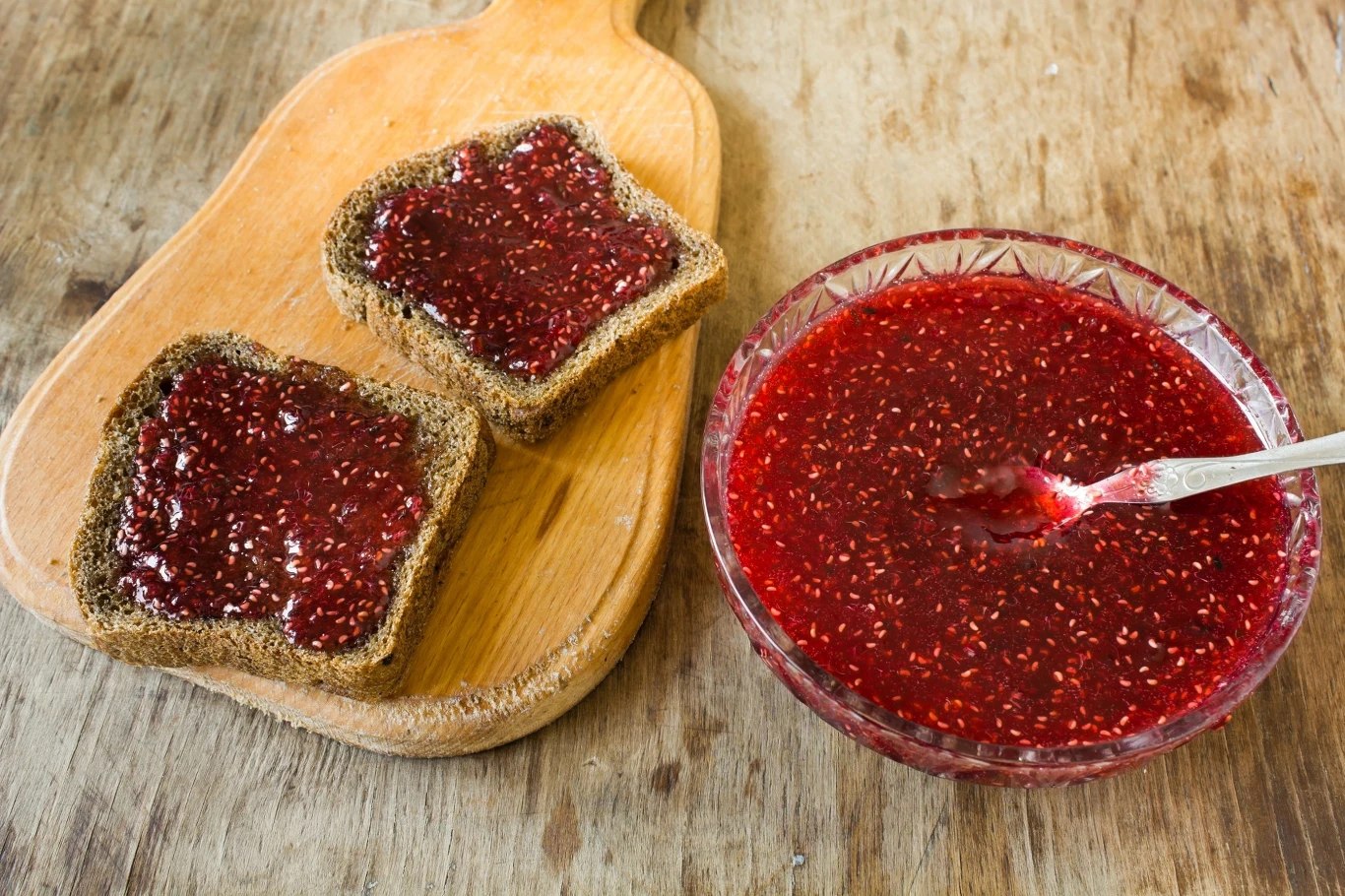 Dżem z nasion chia i owoców to smakowity dodatek do pieczywa, grzanek, naleśników, a także do licznych deserów. Dżem z nasion chia i owoców to smakowity dodatek do pieczywa, grzanek, naleśników, a także do licznych deserów.