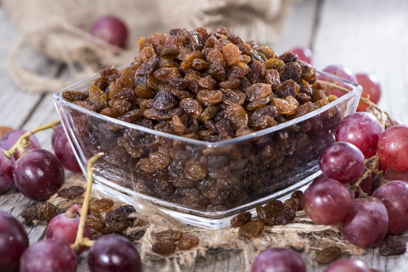 We wszystkich przetestowanych rodzynkach z polskich sklepów znaleziono ślady pestycydów Szklana miseczka z rodzynkami, obok winogrona
