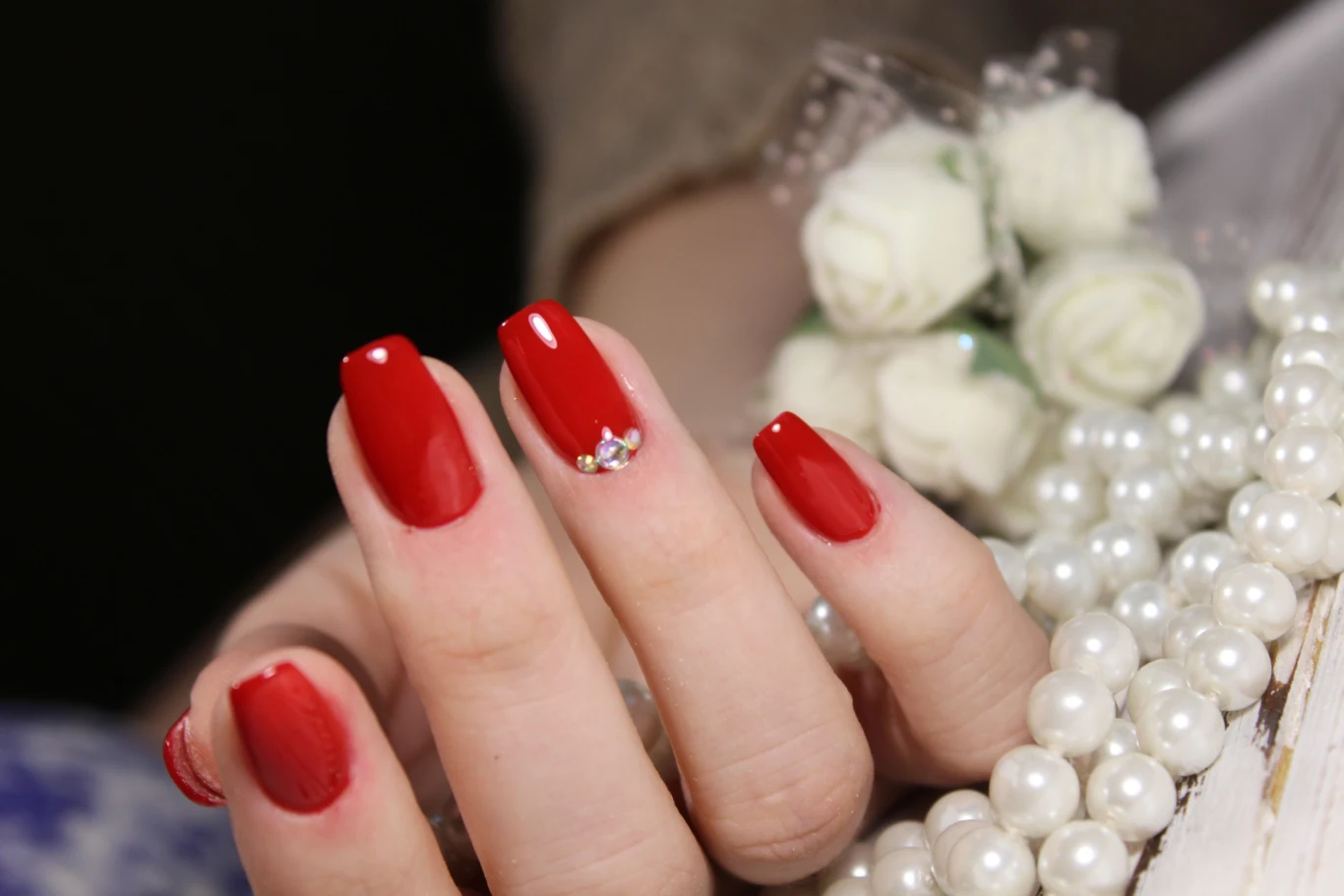 Kryształki to jeden z najpopularniejszych sposobów na urozmaicenie manicure