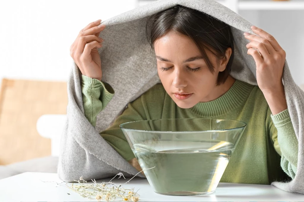 Inhalacje parowe z dodatkiem ziół pomogą w nawilżeniu skóry