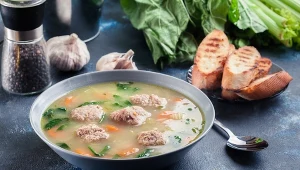 Sycąca, ale dietetyczna zupa z pulpetami. Kilogramy polecą w dół