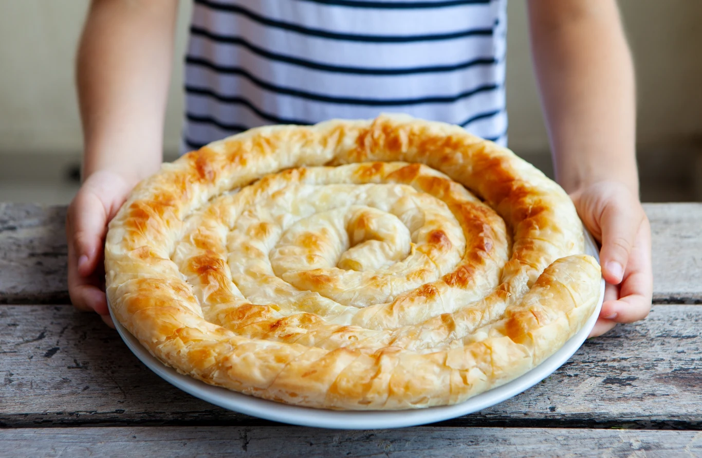 Burek to przekąska z serem, który otoczony jest chrupiącym ciastem filo Burek to przekąska z serem, który otoczony jest chrupiącym ciastem filo