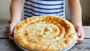 Dwa pyszne sery i cieniutkie ciasto. Zrobiłam popularną przekąskę z krajów bałkańskich