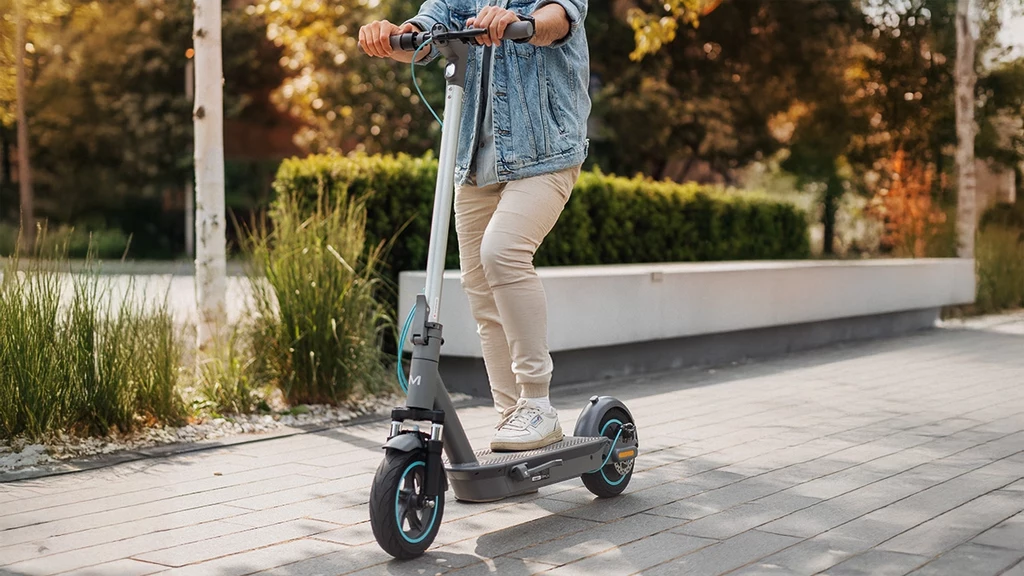 Hulajnogi elektryczne są nie tylko modnym, lecz również bardzo praktycznym środkiem transportu