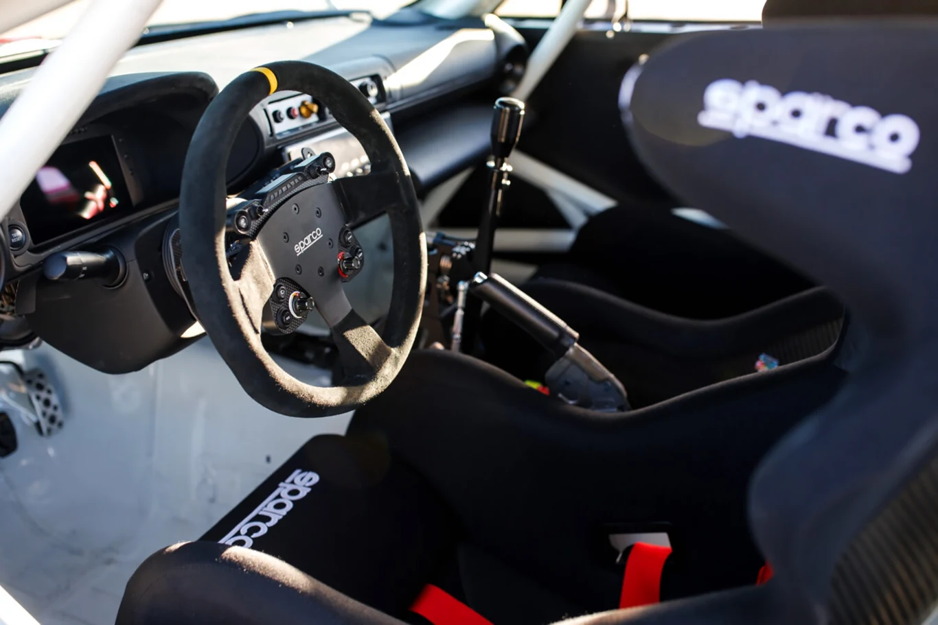 Także wnętrze GR86 Rally Legacy zostało odpowiednio dostosowane do możliwości auta. Także wnętrze GR86 Rally Legacy zostało odpowiednio dostosowane do możliwości auta.