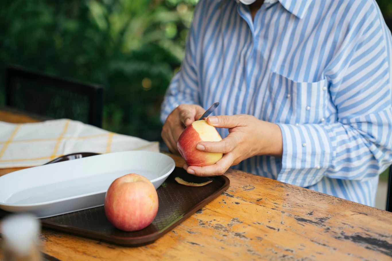 Jabłka wystarczy obrać, wydrążyć i zalać ciastem. Ten prosty deser zachwyci każdego.