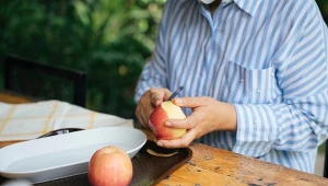 Usuń ogryzki i zalej jabłka ciastem. Więcej nie zrobisz zwyklej szarlotki